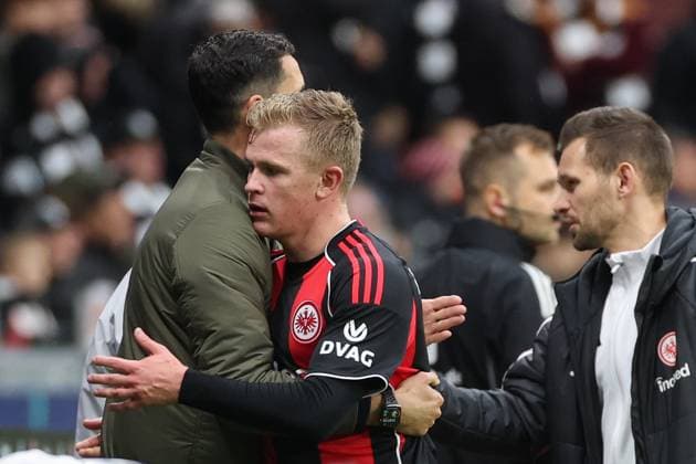 Soccer 1 Bundesliga Eintracht Frankfurt FC St Pauli on 25 10 2025 at Deutsche Bank Park in Frankfurt Coach Dino Toppmöller Toppmoeller Toppmoller Frankfurt hugs Jonathan Jonny Burkardt Frankfurt 9 MH