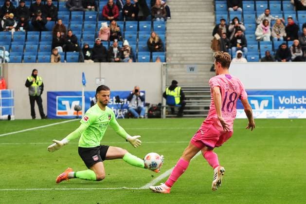 25 10 2025, xtvx, Fussball 1 Bundesliga, TSG 1899 Hoffenheim 1 FC Heidenheim v l Torschuss, has a shot on goal Goalkeeper Diant Ramaj 1 FC Heidenheim Wouter Burger TSG 1899 Hoffenheim DFL DFB REGULATIONS PROHIBIT ANY USE OF PHOTOGRAPHS as IMAGE SEQUENCES and or QUASI VIDEO Sinsheim