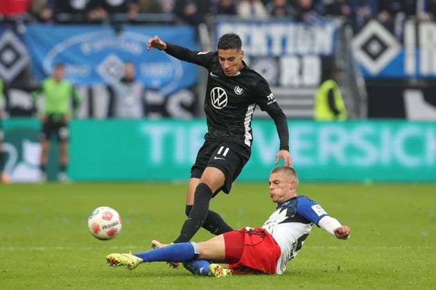 25 10 2025, xtgx, Football 1 Bundesliga, Hamburger SV VfL Wolfsburg emspor, v l Adam Daghim Wolfsburg, 11 , Miro Muheim HSV, 28 duel, duel, fight, tackle DFL DFB REGULATIONS PROHIBIT ANY USE OF PHOTOGRAPHS as IMAGE SEQUENCES and or QUASI VIDEO Hamburg