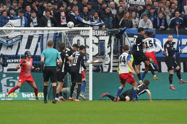 25 10 2025, xtgx, Soccer 1 Bundesliga, Hamburger SV VfL Wolfsburg emspor, v l Yussuf Poulsen HSV, 15 with the header DFL DFB REGULATIONS PROHIBIT ANY USE OF PHOTOGRAPHS as IMAGE SEQUENCES and or QUASI VIDEO Hamburg