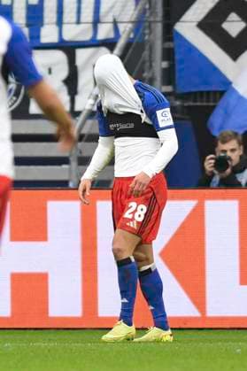 GER 1 FBL,, Hamburger SV vs VfL Wolfsburg 25 10 2025, Volksparkstadion, Hamburg, GER 1 FBL, Hamburger SV vs VfL Wolfsburg in the picture Miro Muheim Hamburg 28 pulls his jersey over his head after a missed shot on goal nordphotoxGmbH xWitke nph00002