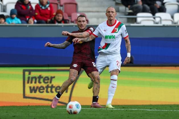 in duel, action, with David Raum 22 RB Leipzig , Marius Wolf 27 FC Augsburg , FC Augsburg vs RB Leipzig, Football, 1 Bundesliga, 8 Matchday, 25 10 2025 DFB regulations prohibit any use of photographs as image sequences and or quasi video Augsburg Bayern Germany Copyright: xkolbert-press ChristianxKolbertx