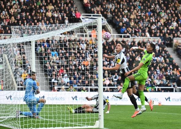 Sasa Lukic of Fulham scores their first goal during the Premier League 2025 26 League match between Newcastle United FC and Fulham at St James Park on October 25, 2025 in Newcastle upon Tyne, England. Copyright: xRichardxLee SportsxPressxPhotox Sportspressphoto_SPR50652