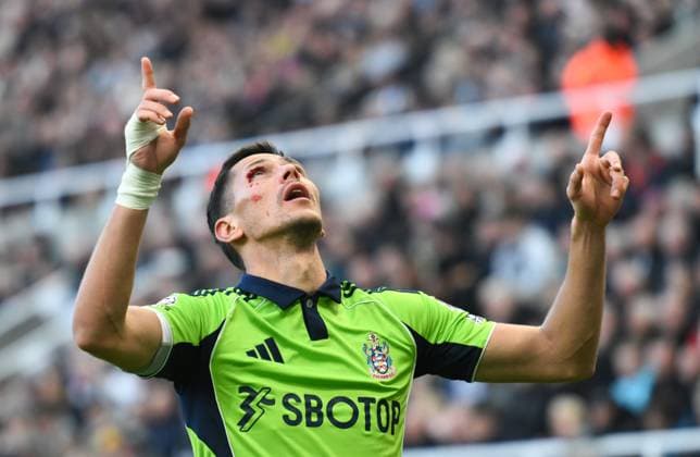 Sasa Lukic of Fulham celebrates scoring their first goal during the Premier League 2025 26 League match between Newcastle United FC and Fulham at St James Park on October 25, 2025 in Newcastle upon Tyne, England. Copyright: xRichardxLee SportsxPressxPhotox Sportspressphoto_SPR50658