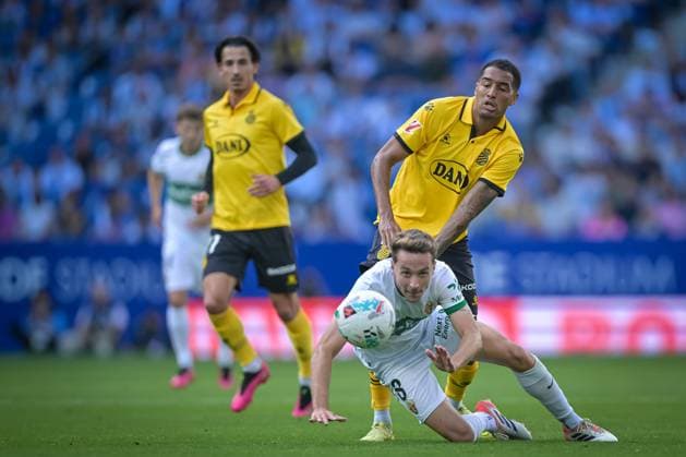 Marc Aguado (Elche CF) and Charles Pickel (RCD Espanyol) battle for the ball during a La Liga EA Sports match between RCD Espanyol and Elche CF at Stage Front Stadium in Barcelona, , Spain, on October 25 2025. Photo by Felipe Mondino  Copyright: xFelipexMondino IPAxSportx xipa-agency.netx xx IPA_67057437 IPA_Agency_IPA67057437