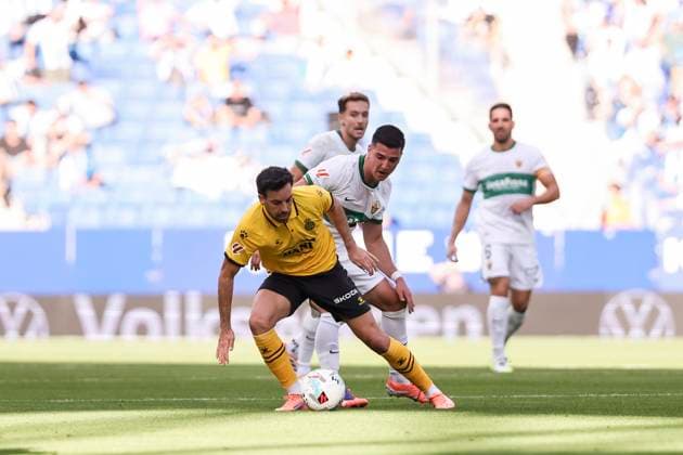 October 25, 2025, Cornella, Barcelona, SPAIN: Edu Exposito of RCD Espanyol and Martim Neto of Elche CF in action during the Spanish league, La Liga EA Sports, football match played between RCD Espanyol and Elche CF at RCDE Stadium on October 25, 2025 in Cornella, Barcelona, Spain. Cornella SPAIN - ZUMAa181 20251025_zaa_a181_138 Copyright: xJavierxBorregox