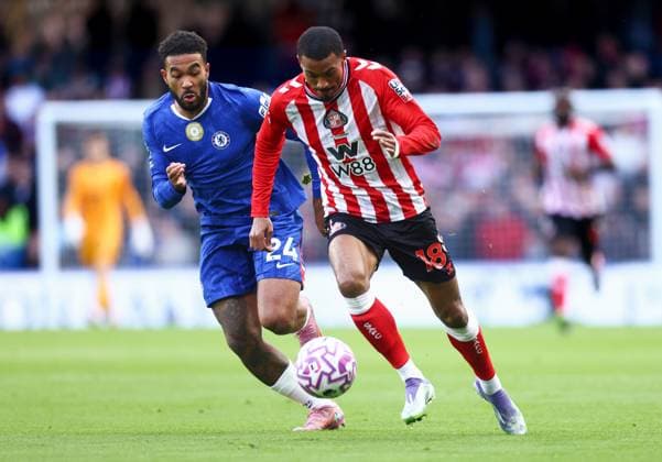Chelsea v Sunderland, English Premier League, Craven Cottage, London, UK - 25 10 2025 Wilson Isidor of Sunderland powers past Reece James of Chelsea in the Premier League game at Stamford Bridge London Stamford Bridge London GBR, UK NEWSPAPERS OUT Copyright: xMarkxGreenwoodx