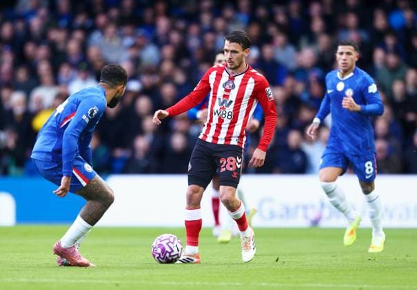 Chelsea v Sunderland, English Premier League, Craven Cottage, London, UK - 25 10 2025 Enzo Le FÃ e of Sunderland takes on Reece James of Chelsea in the Premier League game at Stamford Bridge London Stamford Bridge London GBR, UK NEWSPAPERS OUT Copyright: xMarkxGreenwoodx