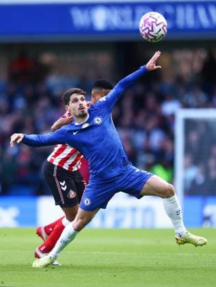 Chelsea v Sunderland, English Premier League, Craven Cottage, London, UK - 25 10 2025 Pedro Neto of Chelsea shields the ball from Reinildo Mandava of Sunderland in the Premier League game at Stamford Bridge London Stamford Bridge London GBR, UK NEWSPAPERS OUT Copyright: xMarkxGreenwoodx