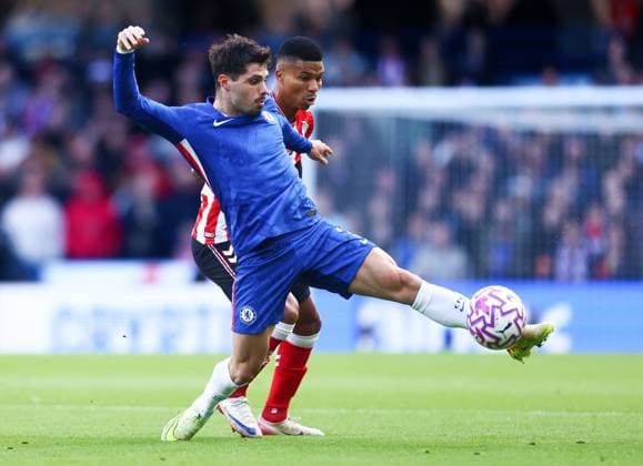 Chelsea v Sunderland, English Premier League, Craven Cottage, London, UK - 25 10 2025 Pedro Neto of Chelsea shields the ball from Reinildo Mandava of Sunderland in the Premier League game at Stamford Bridge London Stamford Bridge London GBR, UK NEWSPAPERS OUT Copyright: xMarkxGreenwoodx
