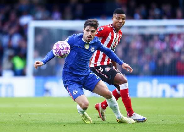 Chelsea v Sunderland, English Premier League, Craven Cottage, London, UK - 25 10 2025 Pedro Neto of Chelsea shields the ball from Reinildo Mandava of Sunderland in the Premier League game at Stamford Bridge London Stamford Bridge London GBR, UK NEWSPAPERS OUT Copyright: xMarkxGreenwoodx