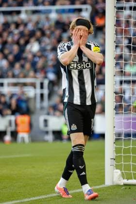 25th October 2025; St James Park, Newcastle, England; Premier League Football, Newcastle United versus Fulham; Anthony Gordon of Newcastle United sees his shot go narrowly wide of the post  CraigxCowan