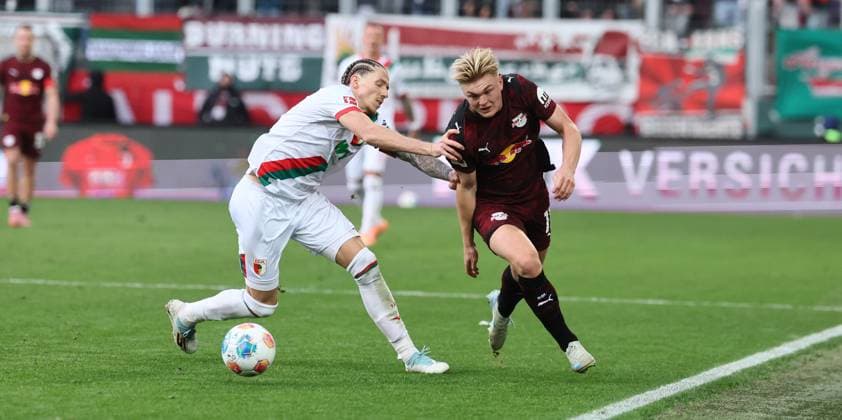 Augsburg RB Leipzig Bundesliga Augsburg, 25 10 2025, WWK Arena, Fußball, 1 Bundesliga, 8 Spieltag , FC Augsburg vs RB Leipzig , In the picture from left Kristijan Jakic 17,Augsburg , Conrad Harder 11, RBL , For editorial use only Only editorial use , DFL DFB regulations prohibit any use of photographs as image sequences and or quasi video ,