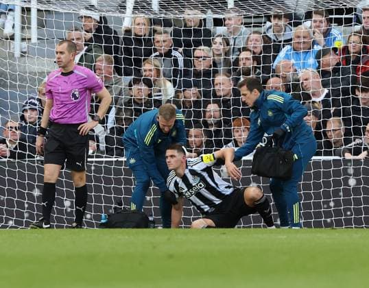 Newcastle Upon Tyne, England, 25th October 2025. Sven Botman of Newcastle United goes off injured during the Newcastle United vs Fulham Premier League match at St. James Park, Newcastle Upon Tyne. Picture credit should read: Nigel Roddis Sportimage EDITORIAL USE ONLY. No use with unauthorised audio, video, data, fixture lists, club league logos or live services. Online in-match use limited to 120 images, no video emulation. No use in betting, games or single club league player publications. SPI_034_NR_NEWC_FULH SPI-4236-0034