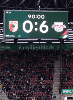 Augsburg RB Leipzig Bundesliga Augsburg, 25 10 2025, WWK Arena, Fußball, 1 Bundesliga, 8 Spieltag , FC Augsburg vs RB Leipzig , Im Bild Der Endstand des Spieles an der Anzeigetafel , Nur zur redaktionellen Nutzung Only editorial use , DFL DFB regulations prohibit any use of photographs as image sequences and or quasi video ,
