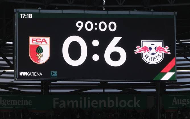 Augsburg RB Leipzig Bundesliga Augsburg, 25 10 2025, WWK Arena, Fußball, 1 Bundesliga, 8 Spieltag , FC Augsburg vs RB Leipzig , Im Bild Der Endstand des Spieles an der Anzeigetafel , Nur zur redaktionellen Nutzung Only editorial use , DFL DFB regulations prohibit any use of photographs as image sequences and or quasi video ,