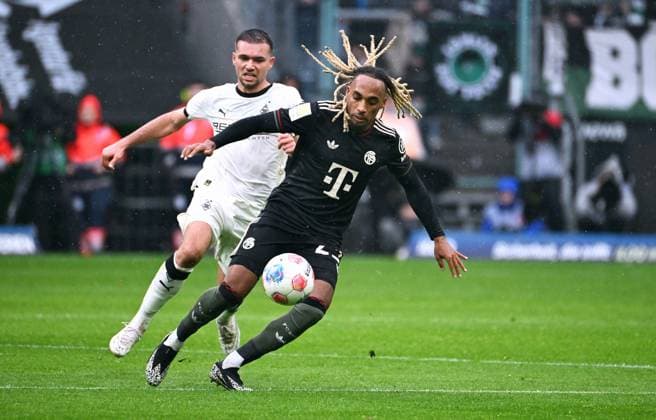 Football, Bundesliga, Germany, Men, Season 2025 2026, 1 Matchday, Borussia Park Mönchengladbach, Bor Mönchengladbach FC Bayern Munich Sacha Boey FCB , Kevin Stöger BMG Action