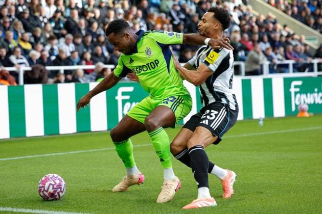 25th October 2025; St James Park, Newcastle, England; Premier League Football, Newcastle United versus Fulham; Ryan Sessegnon of Fulham shields the ball from Jacob Murphy of Newcastle United  CraigxCowan