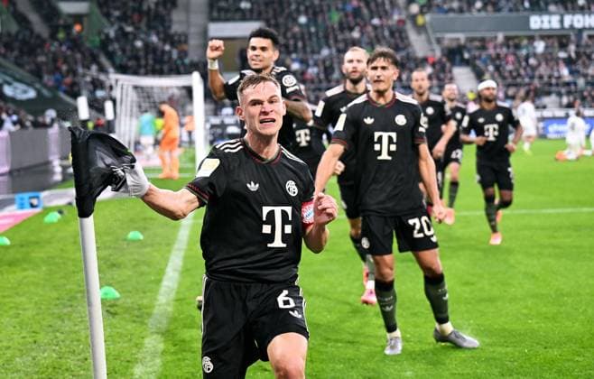 Football, Bundesliga, Germany, Men, Season 2025 2026, Matchday 1, Borussia Park Mönchengladbach, Bor Mönchengladbach FC Bayern Munich cheer Joshua Kimmich FCB after his goal to 0 1 cheer, joy, action