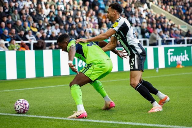 25th October 2025; St James Park, Newcastle, England; Premier League Football, Newcastle United versus Fulham; Ryan Sessegnon of Fulham shields the ball from Jacob Murphy of Newcastle United  CraigxCowan