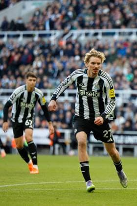 25th October 2025; St James Park, Newcastle, England; Premier League Football, Newcastle United versus Fulham; Nick Woltemade of Newcastle United follows the pass in to the Fulham box  CraigxCowan