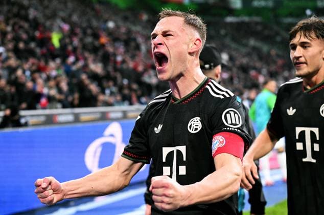 Football, Bundesliga, Germany, Men, Season 2025 2026, Matchday 1, Borussia Park Mönchengladbach, Bor Mönchengladbach FC Bayern Munich cheer Joshua Kimmich FCB after his goal to 0 1 cheer, joy, action