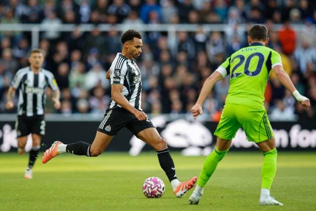 25th October 2025; St James Park, Newcastle, England; Premier League Football, Newcastle United versus Fulham; Jacob Murphy of Newcastle United passes the ball into attack  CraigxCowan