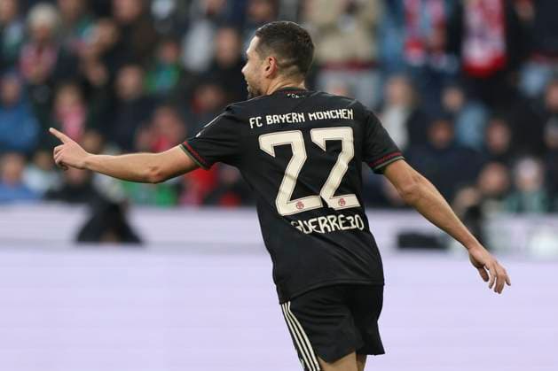 Mönchengladbach, Germany, 25 10 25 Raphael Guerreiro FC Bayern Munich goal celebration, cheers after his goal for 0 2 during the Bundesliga match between Borussia Mönchengladbach vs FC Bayern Munich at Borussia Park Mönchengladbach Stadion im Borussia Park North Rhine Westphalia Germany Copyright: xBrauer-Fotoagenturx xAdrianxSchlx