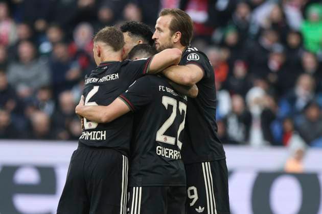 Mönchengladbach, Germany, 25 10 25 Raphael Guerreiro FC Bayern Munich goal celebration, cheers with his team after scoring the 0 2 goal during the Bundesliga match between Borussia Mönchengladbach vs FC Bayern Munich at Borussia Park Mönchengladbach Stadion im Borussia Park North Rhine Westphalia Germany Copyright: xBrauer-Fotoagenturx xAdrianxSchlx