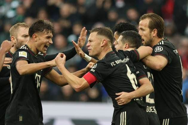 Mönchengladbach, Germany, 25 10 25 Raphael Guerreiro FC Bayern Munich goal celebration, cheers with his team after scoring the 0 2 goal during the Bundesliga match between Borussia Mönchengladbach vs FC Bayern Munich at Borussia Park Mönchengladbach Stadion im Borussia Park North Rhine Westphalia Germany Copyright: xBrauer-Fotoagenturx xAdrianxSchlx