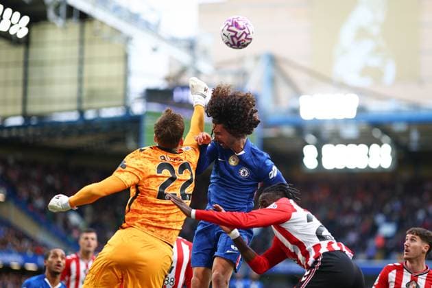 Robin Roefs of Sunderland punches clear and catches Marc Cucurella of Chelsea in the face with an elbow Chelsea v Sunderland, Premier League, Football, Stamford Bridge, London, UK - 25 Oct 2025London Stamford Bridge United Kingdom EDITORIAL USE ONLY No use with unauthorised audio, video, data, fixture lists, club league logos or live services. Online in-match use limited to 120 images, no video emulation. No use in betting, games or single club league player publications. Copyright: xSimonxDael Shutterstockx 15593312aa