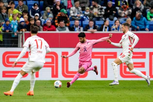 v li Mathias Honsak FCH, 17 , Ozan Muhammed Kabak Hoffenheim, 5 , Marvin Pieringer FCH, 18 , duel, duel scene, duel, tackle, tackling, dynamics, action, action, 25 10 2025, Sinsheim Germany , Football, Bundesliga, TSG 1899 Hoffenheim 1 FC Heidenheim, DFB DFL REGULATIONS PROHIBIT ANY USE OF PHOTOGRAPHS AS IMAGE SEQUENCES AND OR QUASI VIDEO xozx