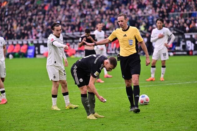 25 10 2025 Moenchengladbach Football, Men, Season 2025 2026, Borussia Moenchengladbach vs Bayern Muenchen An object has flown from the fan curve into the penalty area Joshua Kimmich Bayern, li picks it up DFL regulations prohibit any use of photographs as image sequences and or quasi video Borussia Park NRW Germany
