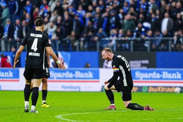 Maximilian Arnold VfL Wolfsburg, 27 cheers after victory end of match GER, Hamburger SV vs VfL Wolfsburg, Football, 1 Bundesliga, Matchday 8, Season 2025 2026, 25 10 2025 DFL REGULATIONS PROHIBIT ANY USE OF PHOTOGRAPHS AS IMAGE SEQUENCES AND OR QUASI VIDEO GER, Hamburger SV vs VfL Wolfsburg, Football, 1 Bundesliga, Matchday 8, Season 2025 2026, 25 10 2025 Hamburg Copyright: xEibner-Pressefoto MarcelxvonxFehrnx EP_MFN
