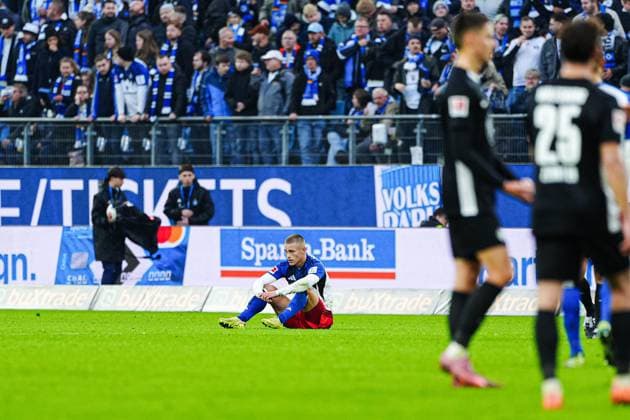 Miro Muheim Hamburger SV, 28 disappointed disappointment after defeat GER, Hamburger SV vs VfL Wolfsburg, Football, 1 Bundesliga, Matchday 8, Season 2025 2026, 25 10 2025 DFL REGULATES PROHIBIT ANY USE OF PHOTOGRAPHS AS IMAGE SEQUENCES AND OR QUASI VIDEO GER, Hamburger SV vs VfL Wolfsburg, Football, 1 Bundesliga, Matchday 8, Season 2025 2026, 25 10 2025 Hamburg Copyright: xEibner-Pressefoto MarcelxvonxFehrnx EP_MFN