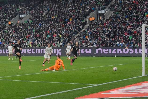 Raphael Guerreiro Muenchen 22 scores the goal to 0 2 25 10 2025 Soccer Borussia Moenchengladbach vs FC Bayern Muenchen , Borussia Park, Moenchengladbach, DFB DFL REGULATIONS PROHIBIT ANY USE OF PHOTOGRAPHS AS IMAGE SEQUENCES AND OR QUASI VIDEO Copyright: xpepphotox xHorstxMauelshagenx pep00321, pep_20251025_hm_176254