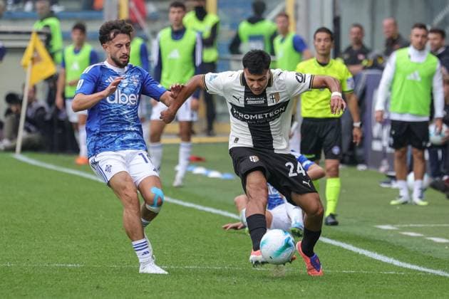 October 25, 2025, Parma, Italy: Parma™s Christian Ordonez kicks the ball during the italian soccer Serie A match between Parma Calcio vs Como 1907 on october 25, 2025 at the Stadio Ennio Tardini in Parma, Italy. ANSA Serie A; Parma Vs Como  - ZUMAa110 20251025_zaf_a110_043 Copyright: xLorenzoxCattanix