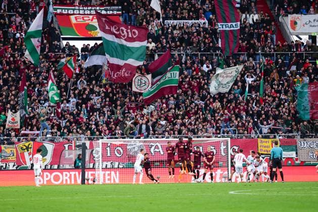 Team RB Leipzig defends the 0 6 at the match between FC Augsburg v RB Leipzig, Football, Men, Bundesliga, 2025 2026, Matchday 8 on 25 10 2025 in Augsburg, WWK Arena DFL and DFB regulations prohibit any use of photographs as image sequences and or quasi video Bayern Germany