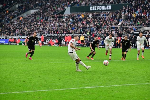 25 10 2025 Moenchengladbach Fußball, Herren, Saison 2025 2026, Borussia Moenchengladbach vs Bayern Muenchen Kevin Stoeger Gladbach vergibt den Elfmeter DFL regulations prohibit any use of photographs as image sequences and or quasi video Borussia Park NRW Germany