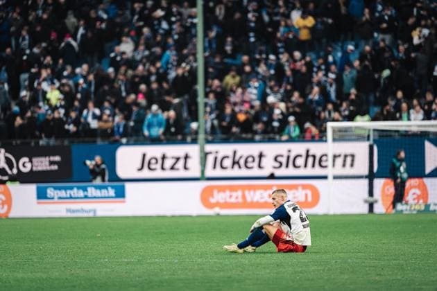 Soccer Men Season 2025 2026 1 Soccer Bundesliga 8 Matchday Hamburger SV vs VfL Wolfsburg 25 10 2025 Miro Muheim 28, HSV disappointed on the ground after the final whistle Hamburg Volksparkstadion Hamburg Germany