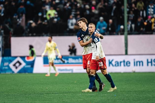 Soccer Men Season 2025 2026 1 Soccer Bundesliga 8 Matchday Hamburger SV vs VfL Wolfsburg 25 10 2025 f l Luka Vuskovic 44, HSV and Miro Muheim 28, HSV disappointed after the final whistle Hamburg Volksparkstadion Hamburg Germany