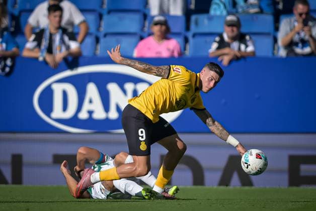 Roberto Fernandez (RCD Espanyol) controls the ball during a La Liga EA Sports match between RCD Espanyol and Elche CF at Stage Front Stadium in Barcelona, , Spain, on October 25 2025. Photo by Felipe Mondino  Copyright: xFelipexMondino IPAxSportx xipa-agency.netx xx IPA_67057445 IPA_Agency_IPA67057445