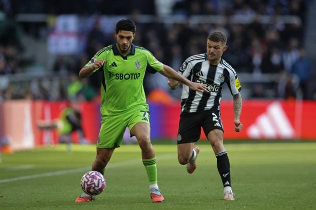 Newcastle United v Fulham - Premier League Raul Jimenez of Fulham is pressed by Kieran Trippier during the Premier League match between Newcastle United and Fulham at St. James s Park in Newcastle, United Kingdom, on October 25, 2025. Newcastle Tyne and Wear United Kingdom  Copyright: xMIxNewsx originalFilename:fletcher-newcastl251025_npCzI.jpg