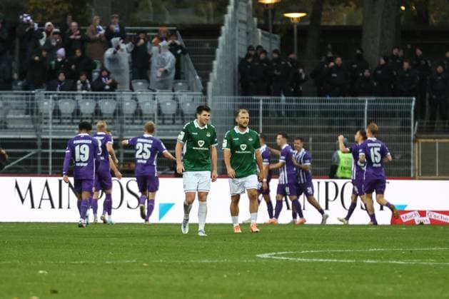 25 10 2025, Football, Men, 3 Liga 12 Matchday Season 2025 2026 FC Schweinfurt 05 VfL Osnabrück From left, Kevin Fery FC Schweinfurt 05, 15 and Johannes Geis FC Schweinfurt 05, 30 hanging their heads after the 0 1