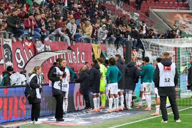 the Augsburg players discuss with the Ultras at the fence, FC Augsburg vs RB Leipzig, Football, 1 Bundesliga, Matchday 8, 25 10 2025 DFB regulations prohibit any use of photographs as image sequences and or quasi video Augsburg Bayern Germany Copyright: xkolbert-press ChristianxKolbertx