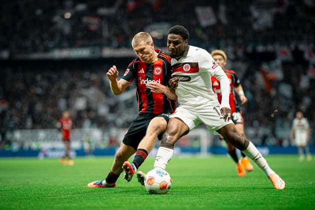Soccer I Men I Season 2025 2026 I Bundesliga I Matchday 8 I Eintracht Frankfurt FC St Pauli I 25 10 2025 Rasmus Kristensen 13, Eintracht Frankfurt v Oladapo Afolayan 17, FC St Pauli Frankfurt Deutsche Bank Park Hessen Germany Copyright: xLobeca MaxxKrausex