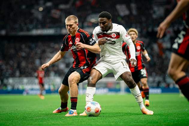Soccer I Men I Season 2025 2026 I Bundesliga I Matchday 8 I Eintracht Frankfurt FC St Pauli I 25 10 2025 Rasmus Kristensen 13, Eintracht Frankfurt v Oladapo Afolayan 17, FC St Pauli Frankfurt Deutsche Bank Park Hessen Germany Copyright: xLobeca MaxxKrausex