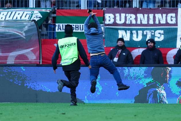 Soccer 1 Bundesliga 8 Matchday FC Augsburg RB Leipzig on 25 10 2025 at the WWK Arena in Augsburg A young speedster DFL regulations prohibit any use of photographs as image sequences and or quasi video xMSx