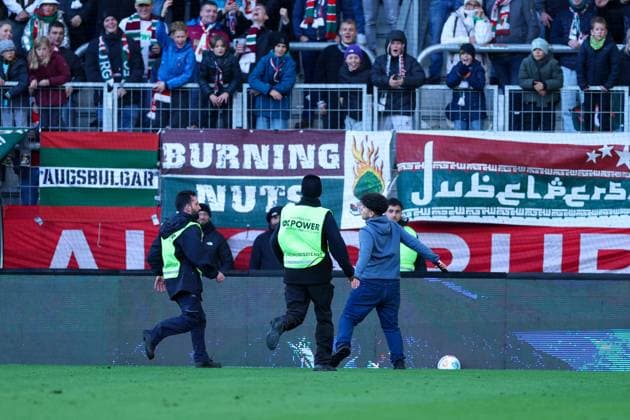 Soccer 1 Bundesliga 8 Matchday FC Augsburg RB Leipzig on 25 10 2025 at the WWK Arena in Augsburg A young speedster DFL regulations prohibit any use of photographs as image sequences and or quasi video xMSx