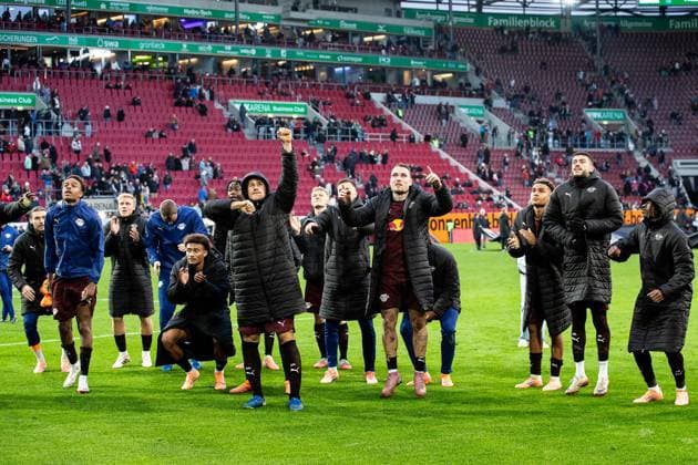 Final score 0 6 RB Leipzig defeats FC Augsburg David Raum RB Leipzig 22 and the Teeam cheer to the fans GER, FC Augsburg vs RB Leipzig, 1 Bundesliga Football, Matchday 08, Season 2025 2026, 25 10 2025 DFB DFL REGULATIONS PROHIBIT ANY USE OF PHOTOGRAPHS AS IMAGE SEQUENCES AND OR QUASI VIDEO GER, FC Augsburg vs RB Leipzig, 1 Bundesliga Football, Matchday 08, Season 2025 2026, 25 10 2025 Augsburg Copyright: xEibner-Pressefoto RogerxBuerkex EP_RBE